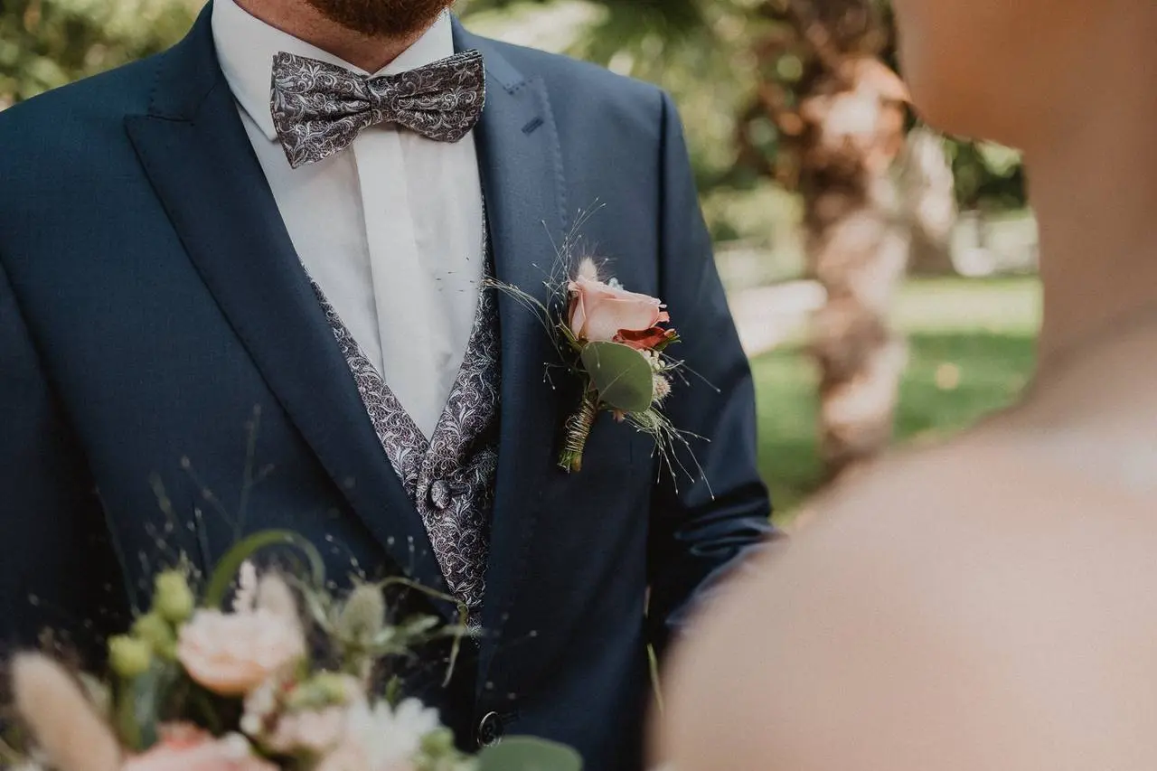 Fiore all'occhiello sposo: il tocco perfetto per il tuo matrimonio - Quando si mette il fiore all occhiello fiore all occhiello sposo - Quando si mette il fiore all occhiello
