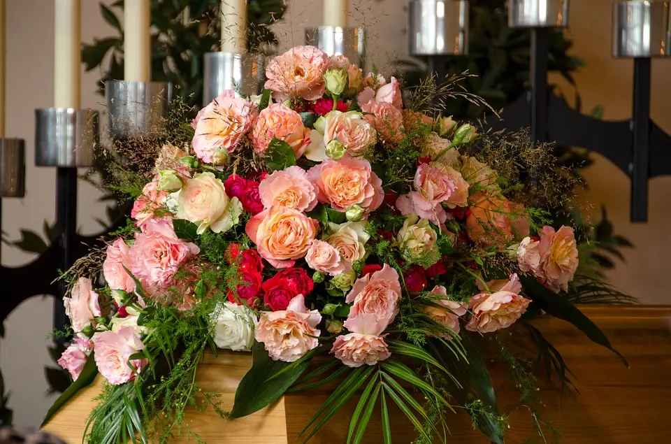 Dove mandare i fiori per un funerale: un gesto di affetto e conforto - Quando si portano i fiori al funerale dove si mandano i fiori per un funerale - Quando si portano i fiori al funerale