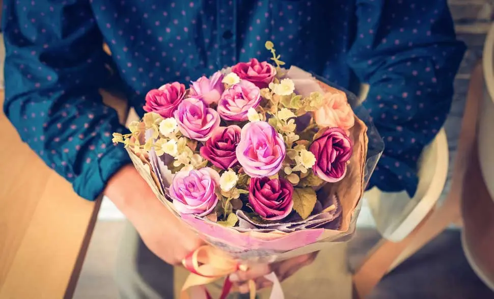 Fiori pari o dispari: il significato di regalare fiori in occasioni tristi - Quanti fiori si portano al cimitero pari o dispari fiori pari o dispari - Quanti fiori si portano al cimitero pari o dispari