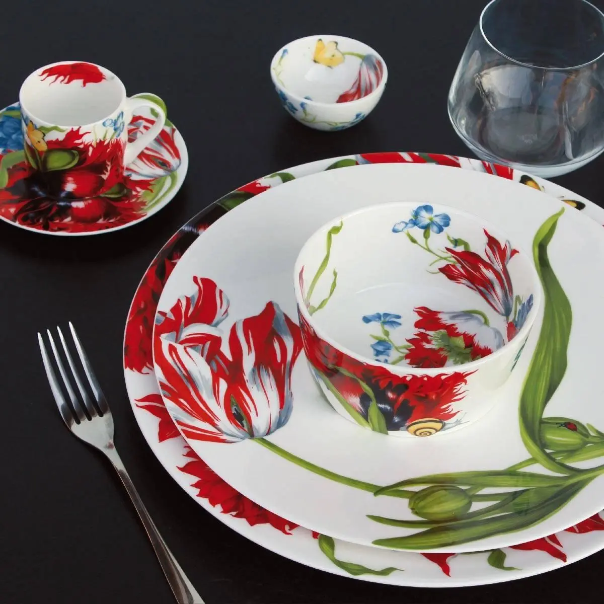 Servizio piatti con fiori: eleganza floreale per la tua tavola