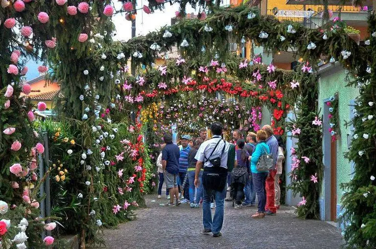 Il Festival dei Fiori a Monte Isola - Quanto ci vuole a fare il giro di Monte Isola festival dei fiori monte isola - Quanto ci vuole a fare il giro di Monte Isola