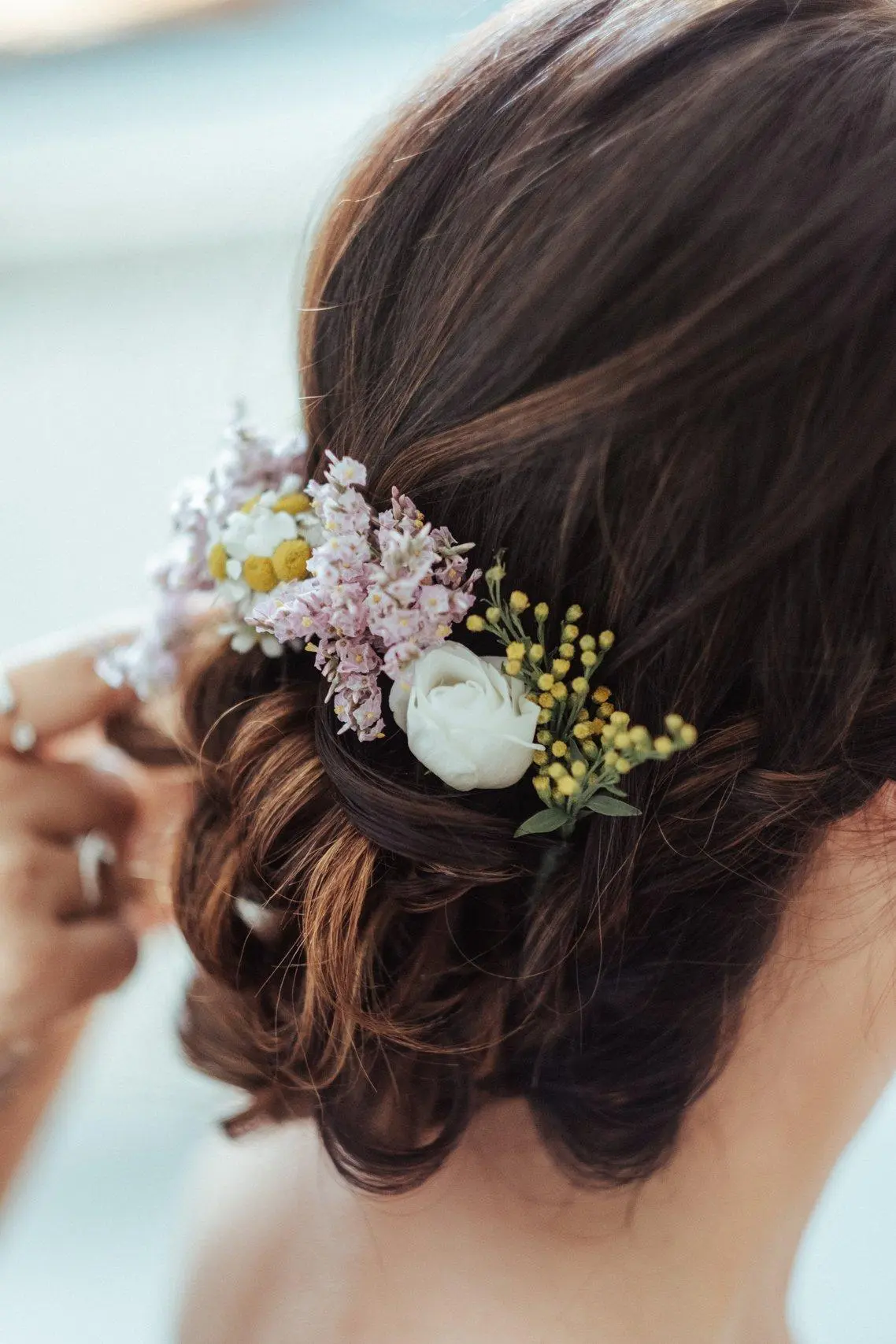Acconciature Sposa con Fiori: Un toque romántico y natural para tu gran día - Quanto costa fare un acconciatura da sposa acconciature sposa con fiori - Quanto costa fare un acconciatura da sposa