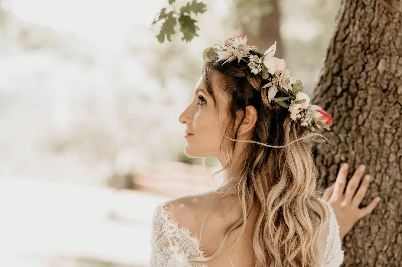 Acconciature sposa capelli sciolti con fiori: il tocco romantico per il giorno del matrimonio - Quanto costa l'acconciatura da sposa acconciature sposa capelli sciolti con fiori - Quanto costa l'acconciatura da sposa