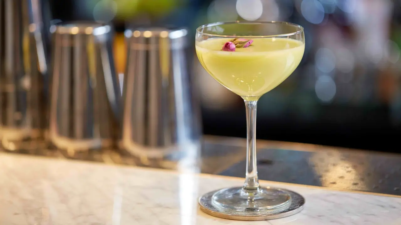 Aperitivo Campo dei Fiori: Un'esperienza unica tra fiori e cocktail - Quanto costa un drink a Roma aperitivo campo dei fiori - Quanto costa un drink a Roma