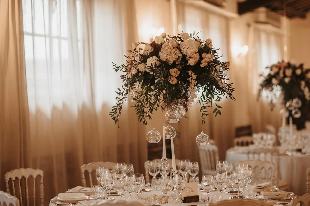 centrotavola con candelabro e fiori - Quanto deve essere grande un centrotavola