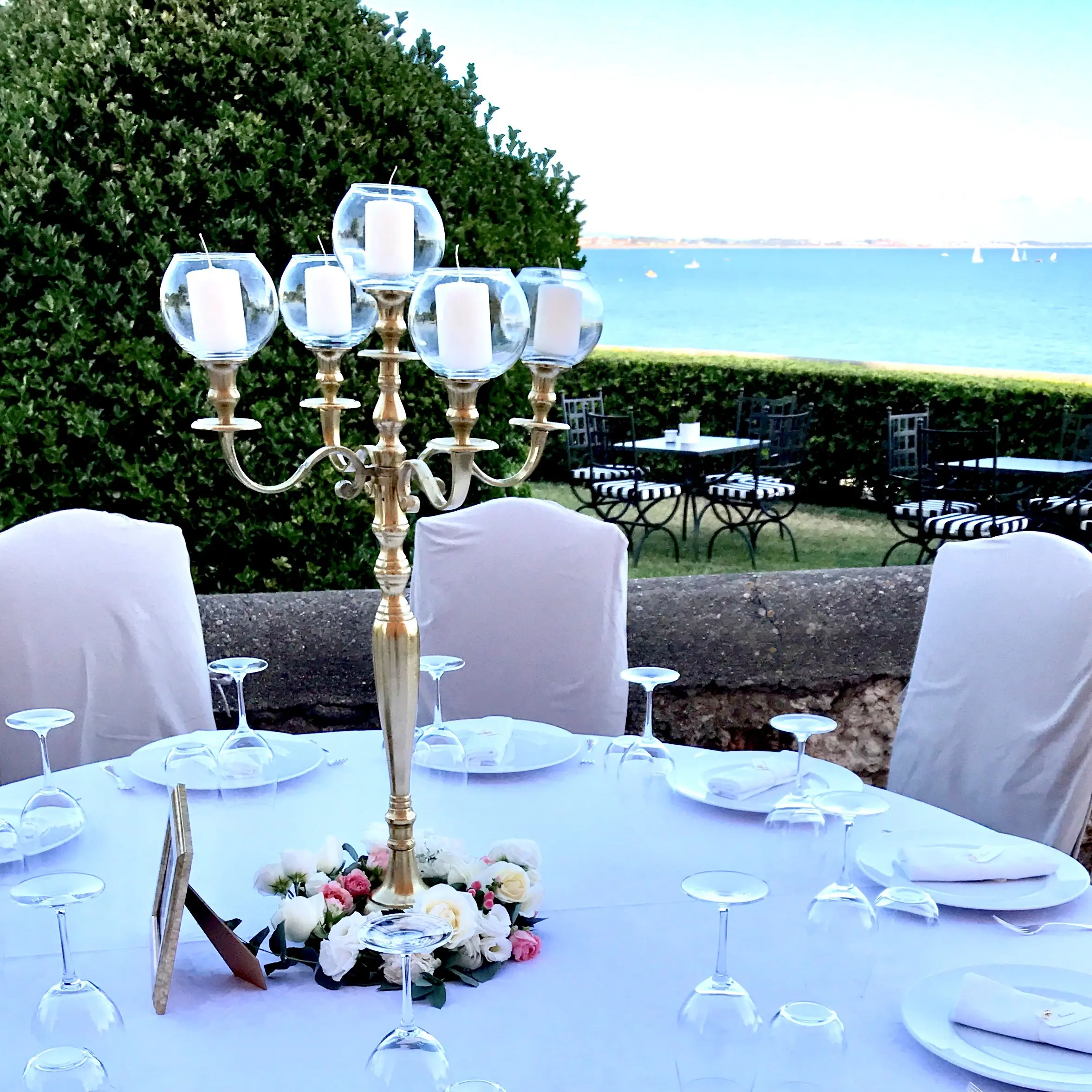 Centrotavola con candelabro e fiori: eleganza e romanticismo per ogni occasione