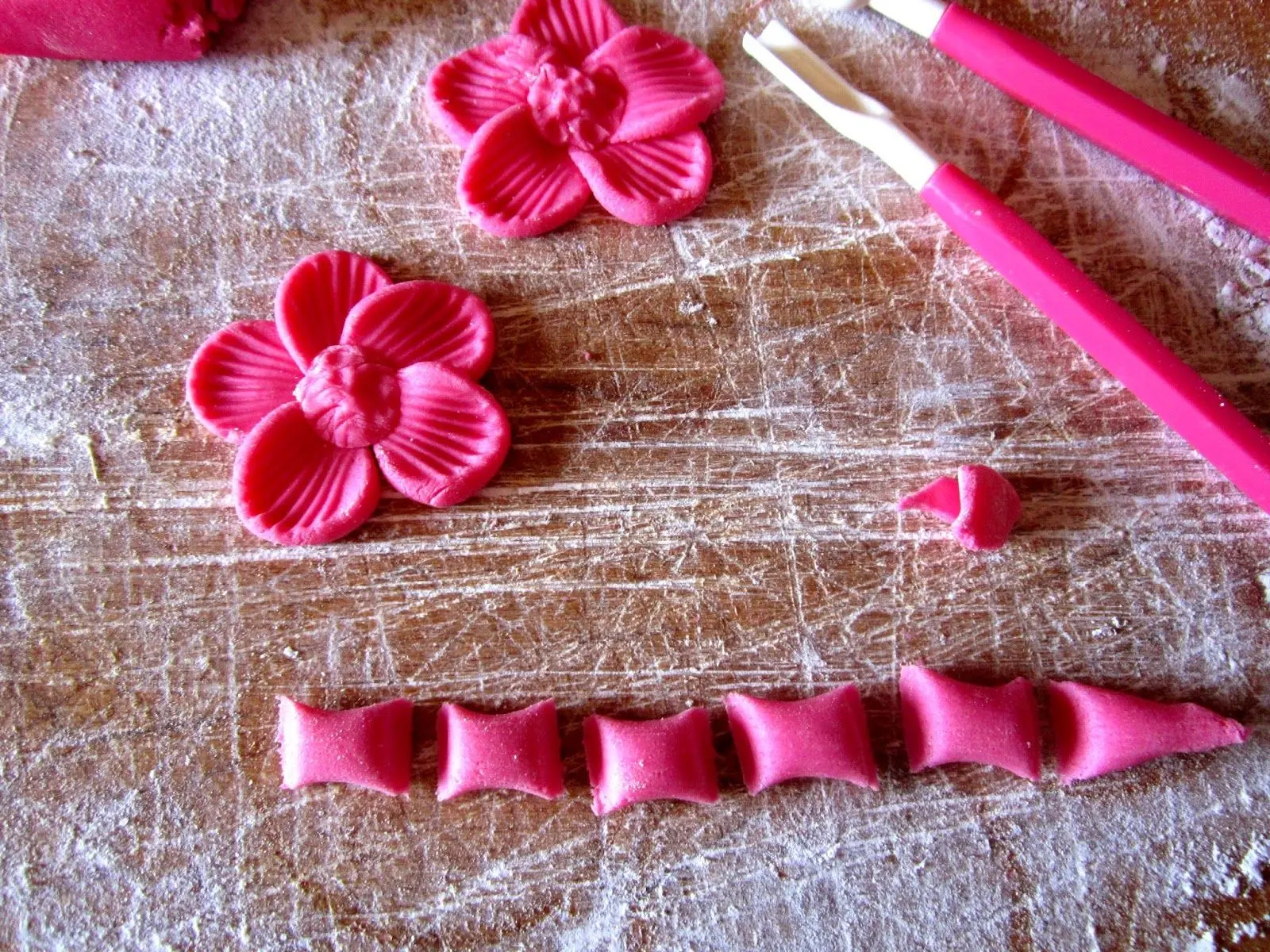 fiori pasta di zucchero facili - Quanto tempo si conservano le decorazioni in pasta di zucchero